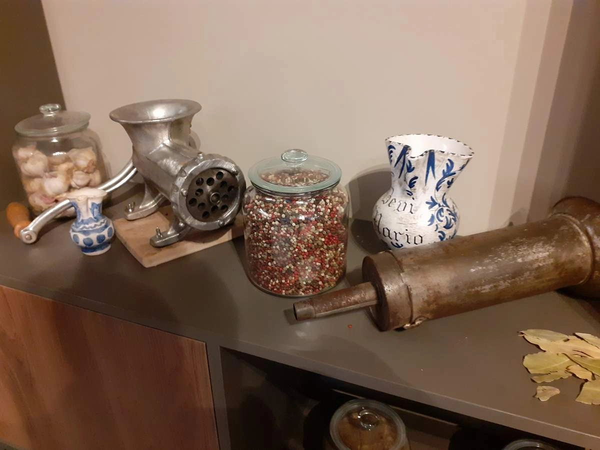 KUĆA OD KOBASICA - DETALJ