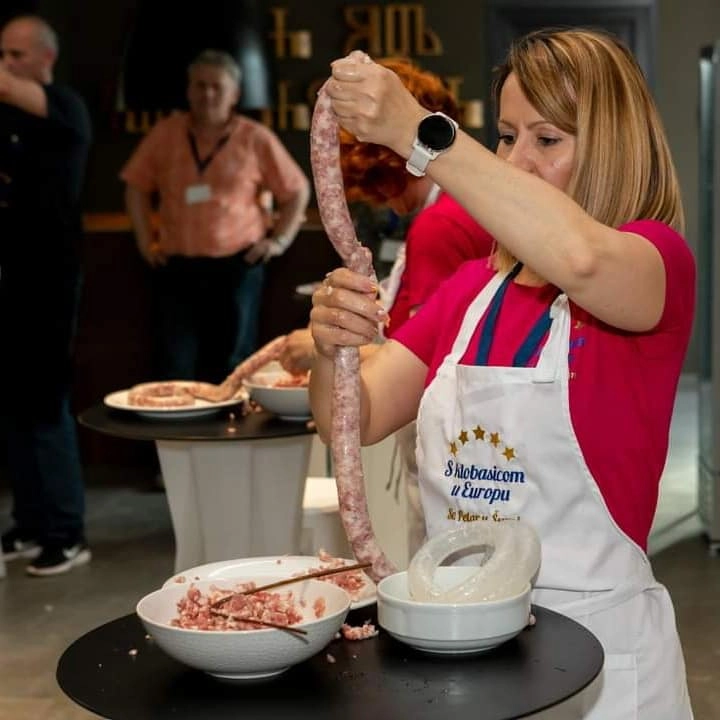NATJECANJE KLOBASICE NA BEKU U KUĆI OD KOBASICA