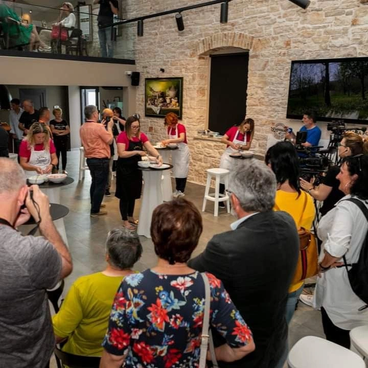 s kobasicom u Europu u kući od kobasica