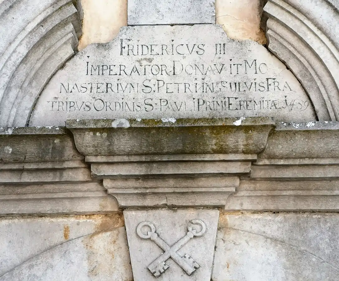 detalj samostana Sv. Petra i Pavla